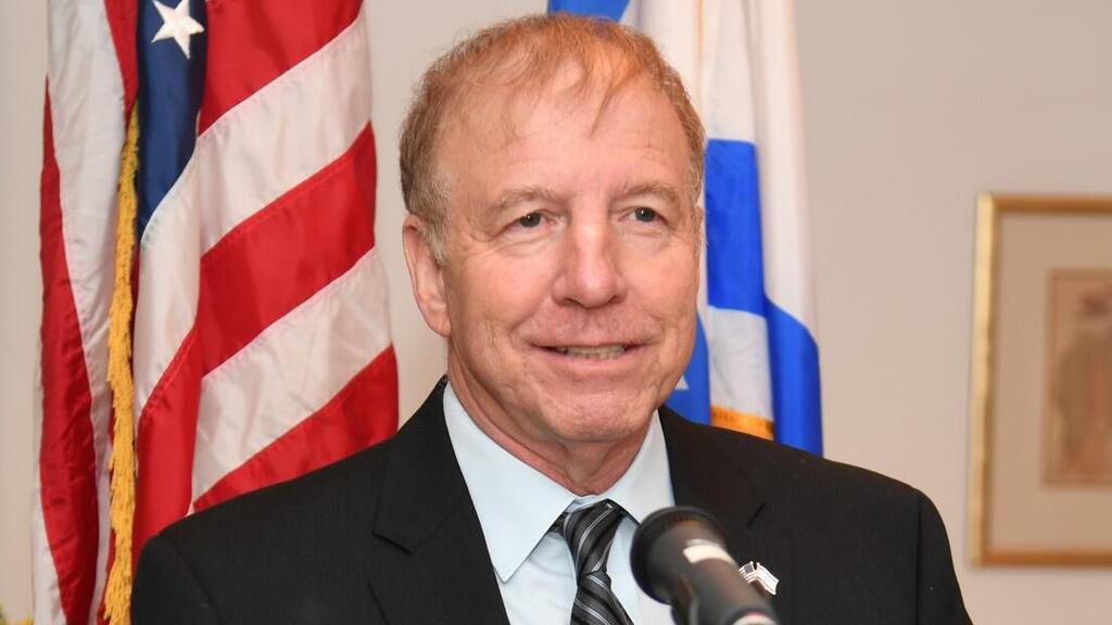 מימין   ד"ר איתן יודילוביץ' 