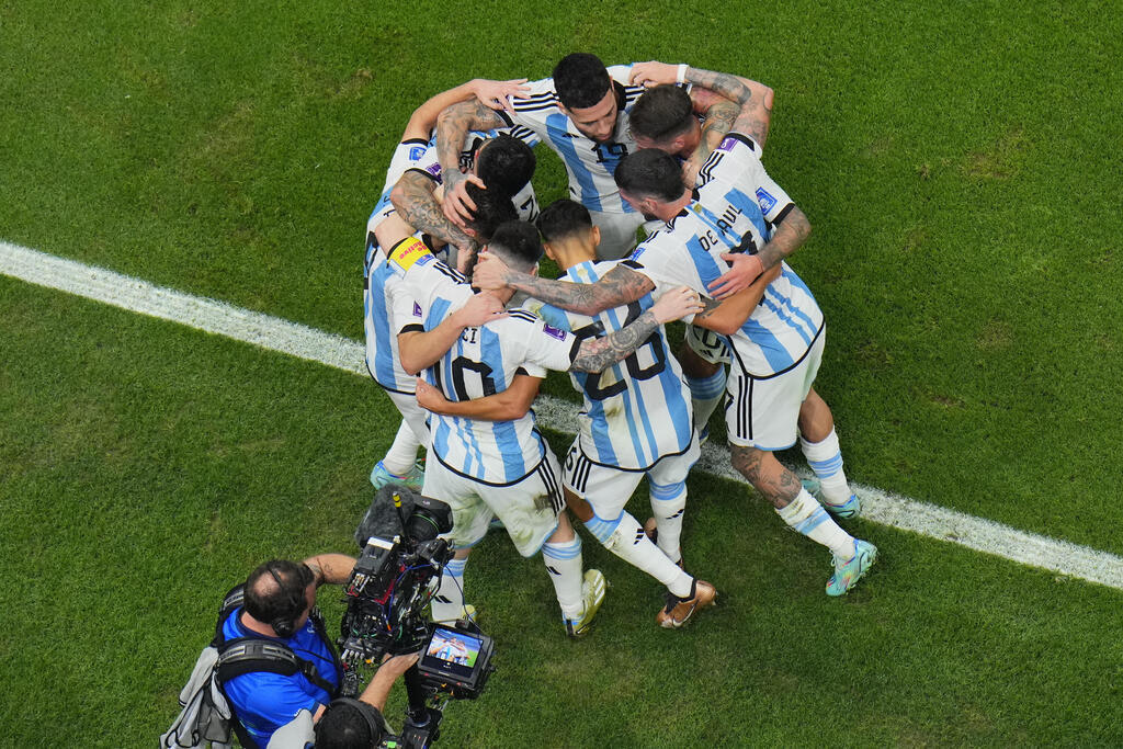 שחקני נבחרת ארגנטינה חוגגים נגד קרואטיה
