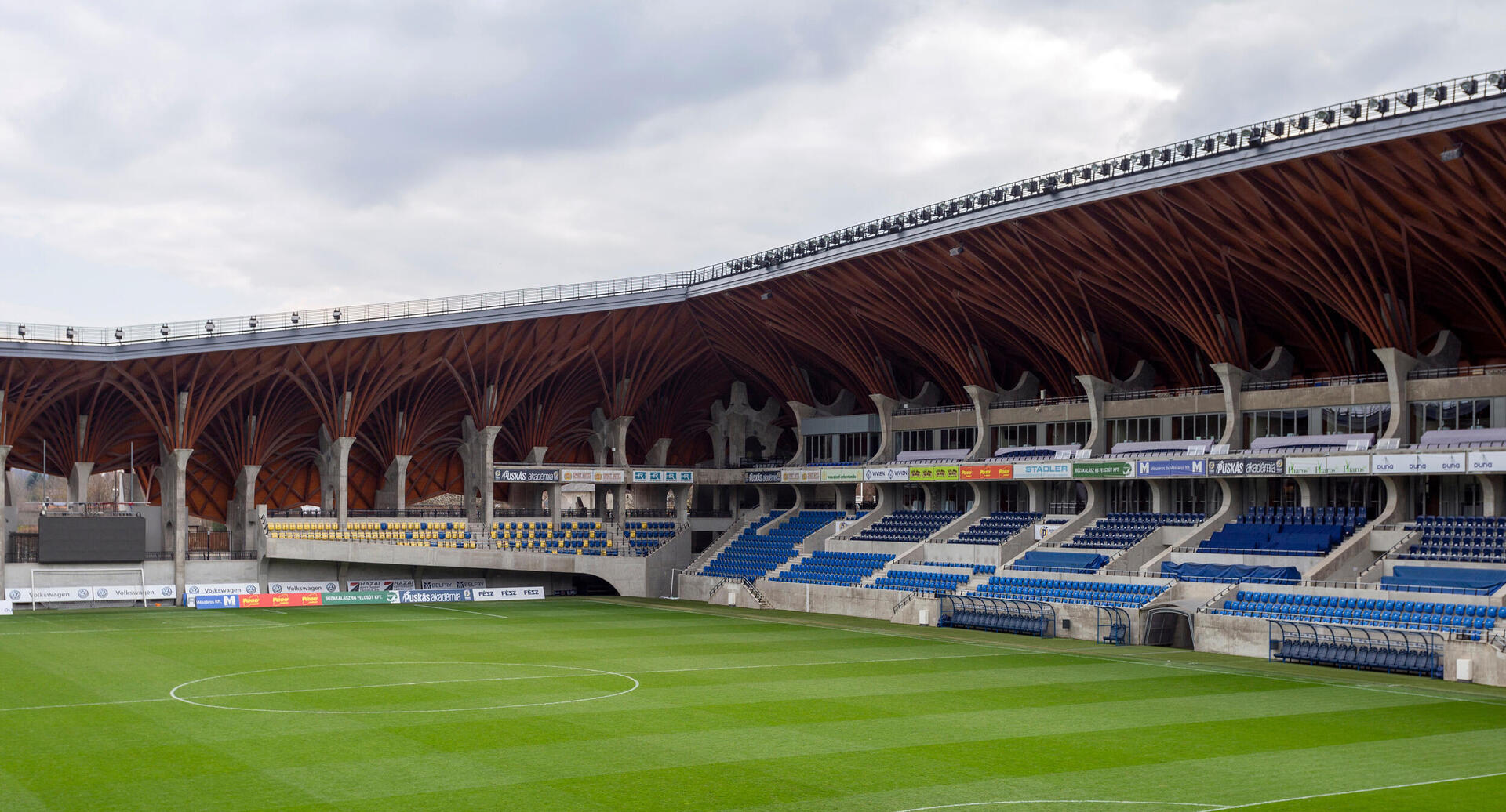 פוטו מגרשי כדורגל מיוחדים פלקסוט הונגריה The Pancho football arena