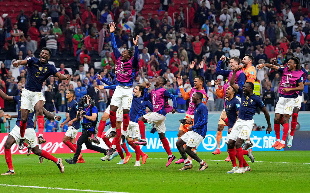 שחקני נבחרת צרפת חוגגים את ההעפלה לגמר מונדיאל 2022