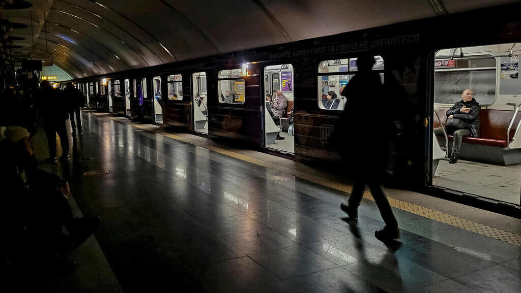 הפסקת חשמל ברכבת התחתית ב קייב אוקראינה בעקבות התקפת טילים של רוסיה