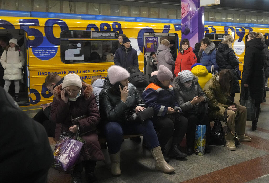 תושבים ב קייב אוקראינה מסתתרים ברכבת התחתית בעקבות מתקפת טילים רוסית