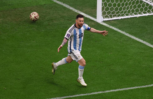 מסי חוגג שער ראשון לארגנטינה. גביע ראשון במונדיאל, צילום: REUTERS/Paul Childs
