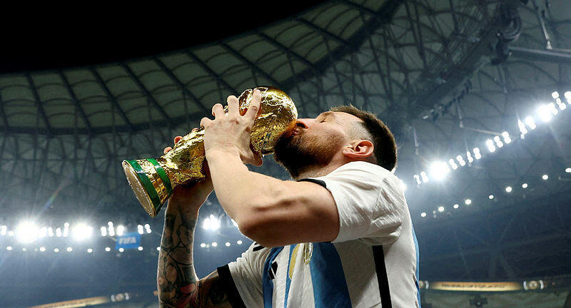 ליאו מסי עם גביע העולם מונדיאל 2022 ארגנטינה