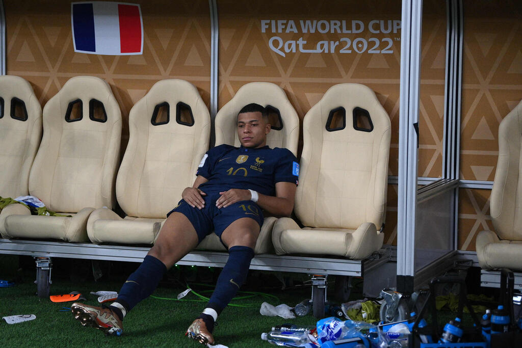 קיליאן אמבפה מאוכזב בתום המשחק גמר המונדיאל צרפת נגד ארגנטינה