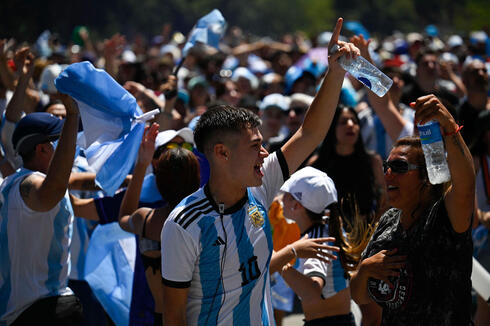 אוהדי ארגנטינה חוגגים ניצחון, צילום: LUIS ROBAYO / AFP
