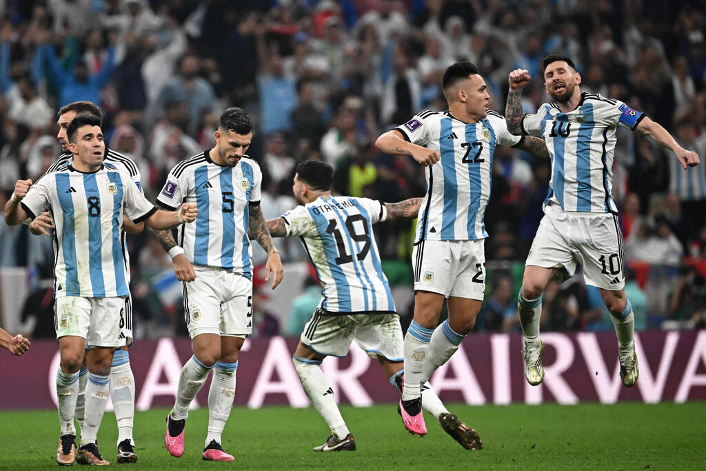 שחקני ארגנטינה חוגגים ניצחון גמר מונדיאל 2022 נגד צרפת