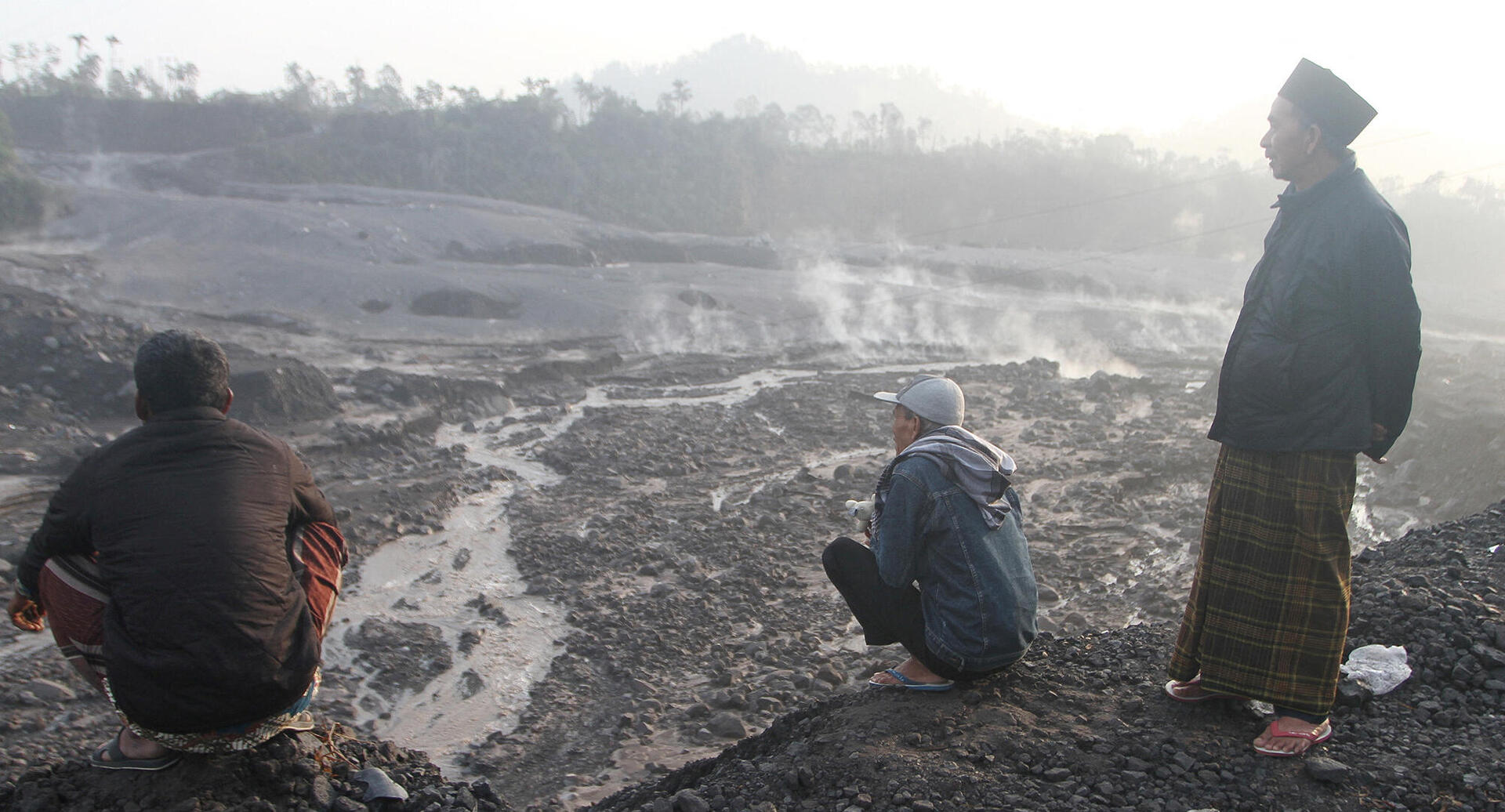 פוטו התפרצויות הרי געש 2022 אינדונזיה 