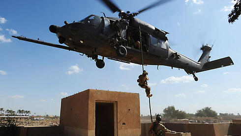 בלאק הוק מוריד לוחמים אל גג מבנה, צילום: USAF