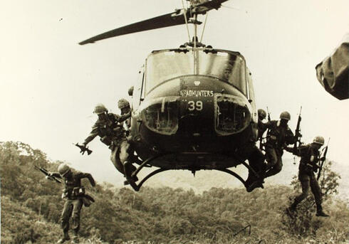 חיילים אמריקאים קופצים ממסוק יואי, שמרחף בגובה נמוך, צילום: US Army