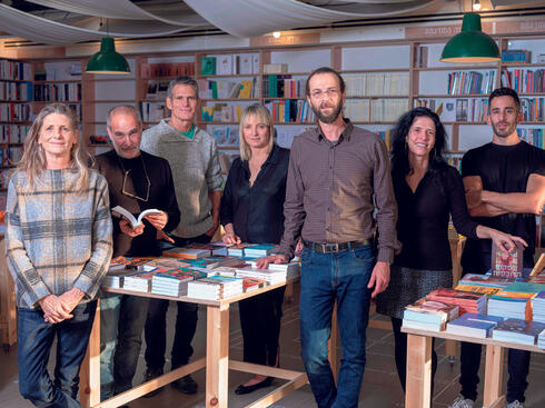 המוציאים לאור שפתחו את חנות הספרים החדשה, צילום: יובל חן