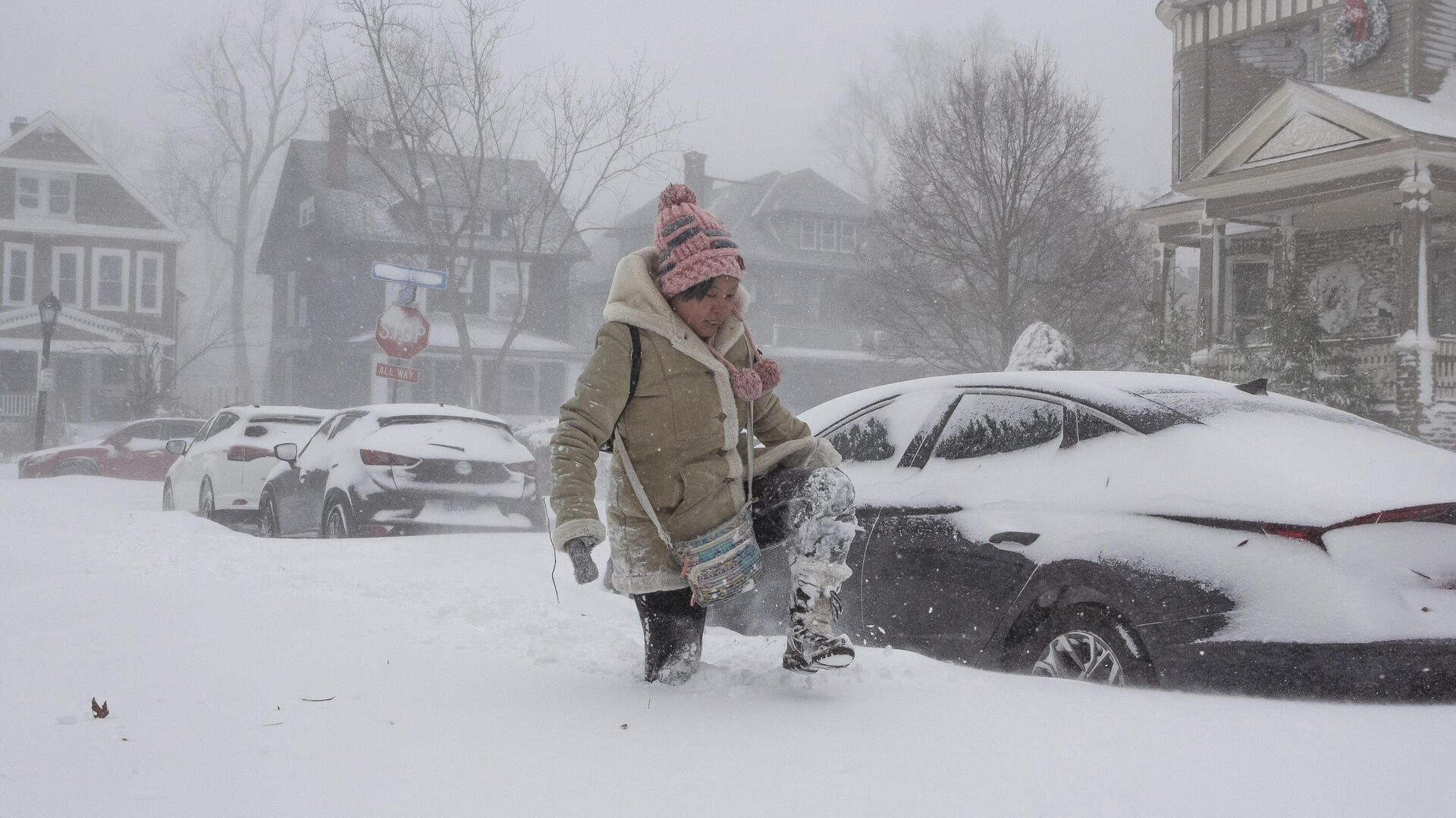 ארה"ב סופה סופת שלג פצצת ציקלון באפלו ניו יורק תושבת ג'סיקה צ'אן צועדת בשלג 