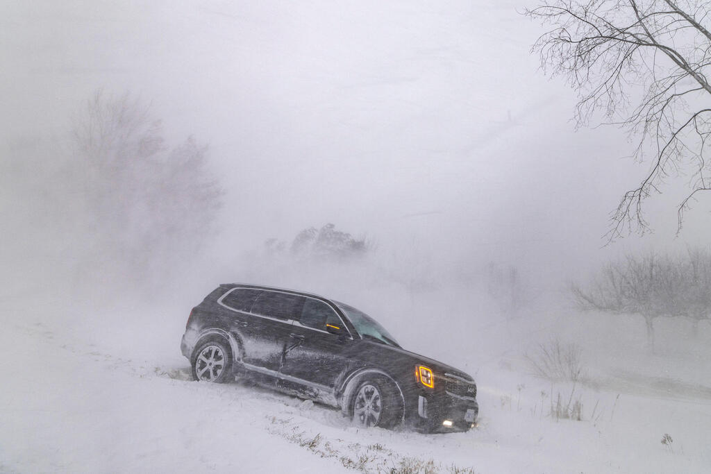 ארה"ב סופה סופת שלג פצצת ציקלון מכונית ש סטתה ל תעלה ב קנדה  