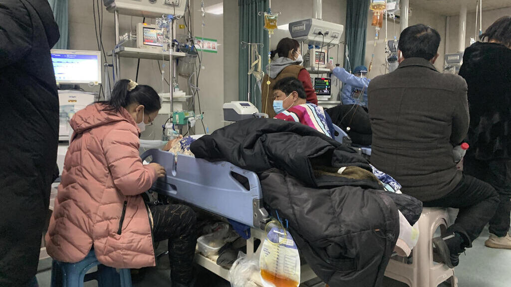 שלוש שנים אחרי כל העולם: בתי החולים בסין מתפוצצים בגלל הקורונה
