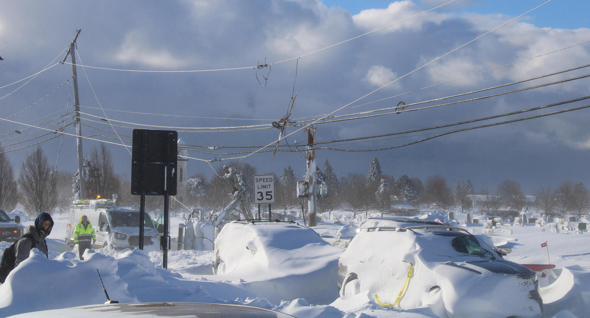 פוטו חורף קשה ארה"ב סופה ציקלון מכוניות מכוסות שלג באפלו