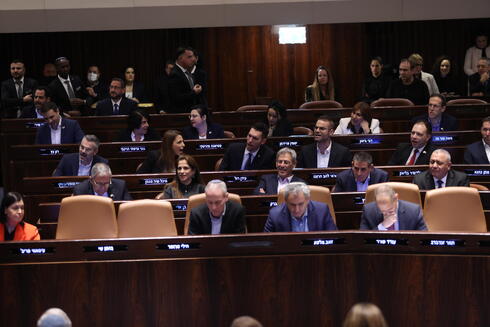 חברי האופוזיציה הפריעו לנתניהו בנאומו, וצעקו לו: "חלש", צילום: אלכס קולומויסקי
