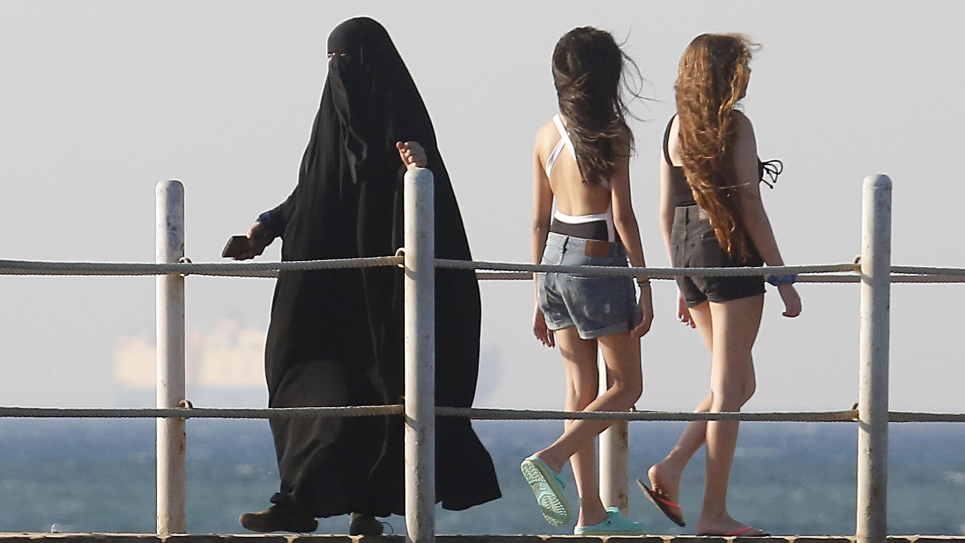 אישה לובשת בורקה ב חוף הים ב מצרים