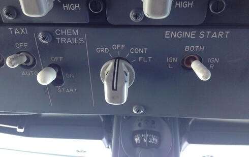 כפתור "כמטריילס" בפאנל עליון של מטוס. התמונה הזו היא עריכת פוטושופ; מה קורה במציאות?, צילום: malumatfurus