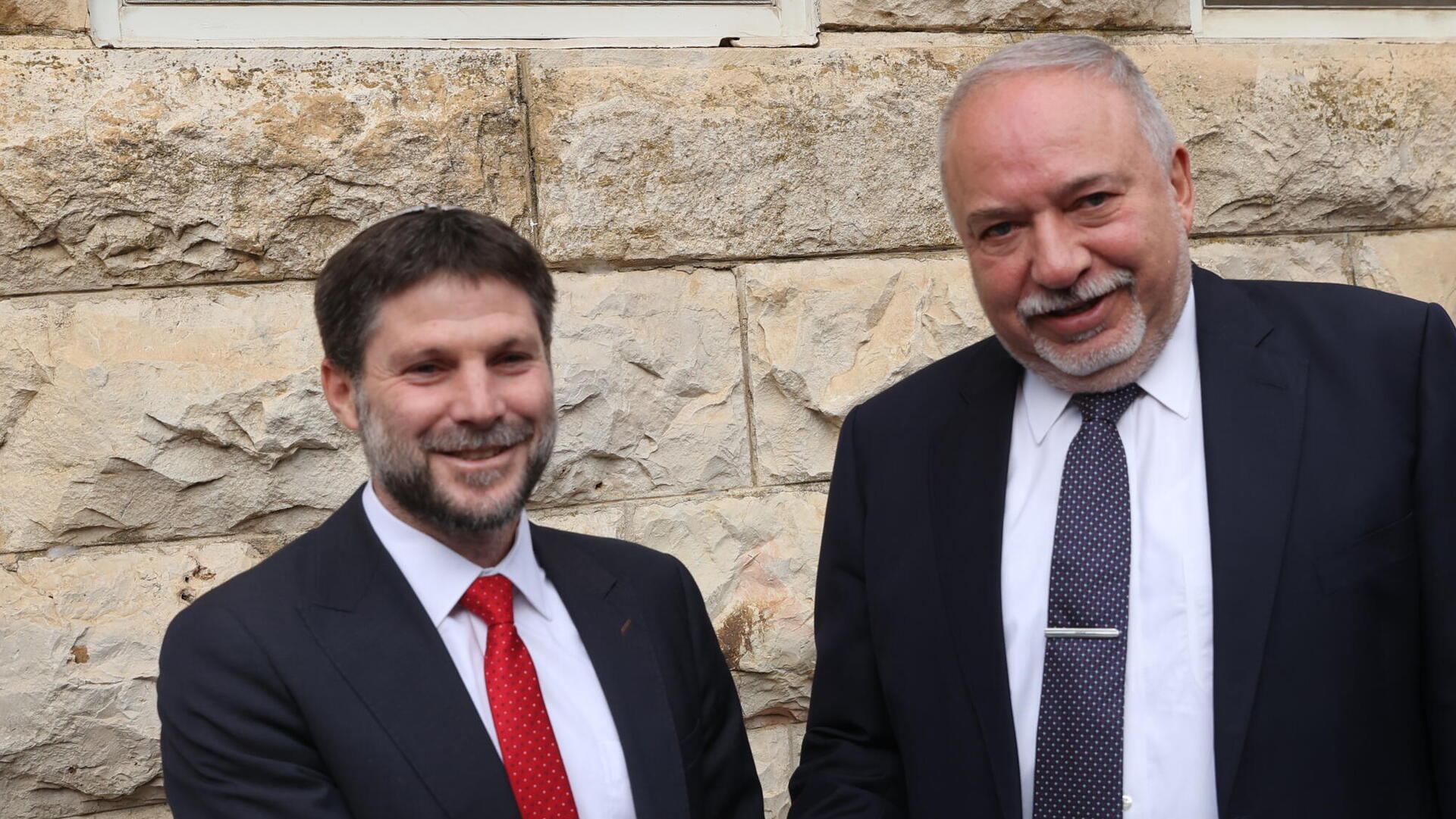 שר האוצר היוצא אביגדור ליברמן עם שר האוצר הנכנס בצלאל סמוטריץ' טקס חילופי שרים ב משרד האוצר