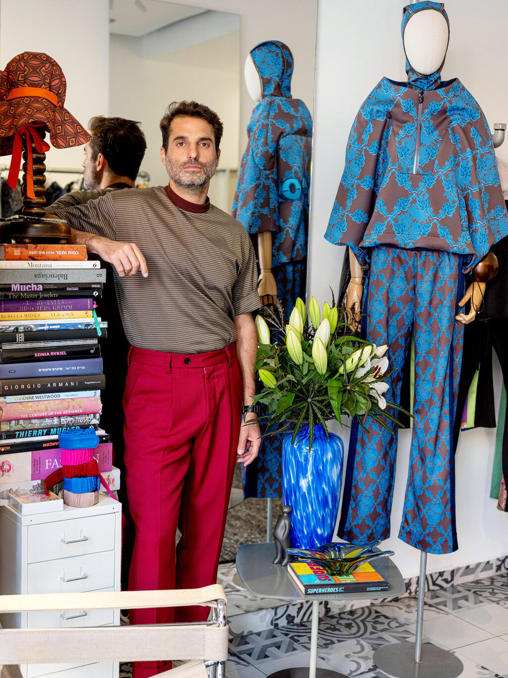 מעצב האופנה אלישע אברז'ל בסטודיו שלו בתל אביב פנאי