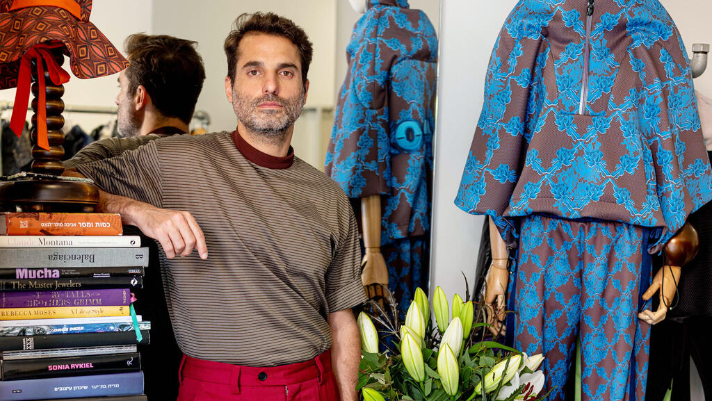 מעצב האופנה אלישע אברז'ל בסטודיו שלו בתל אביב פנאי