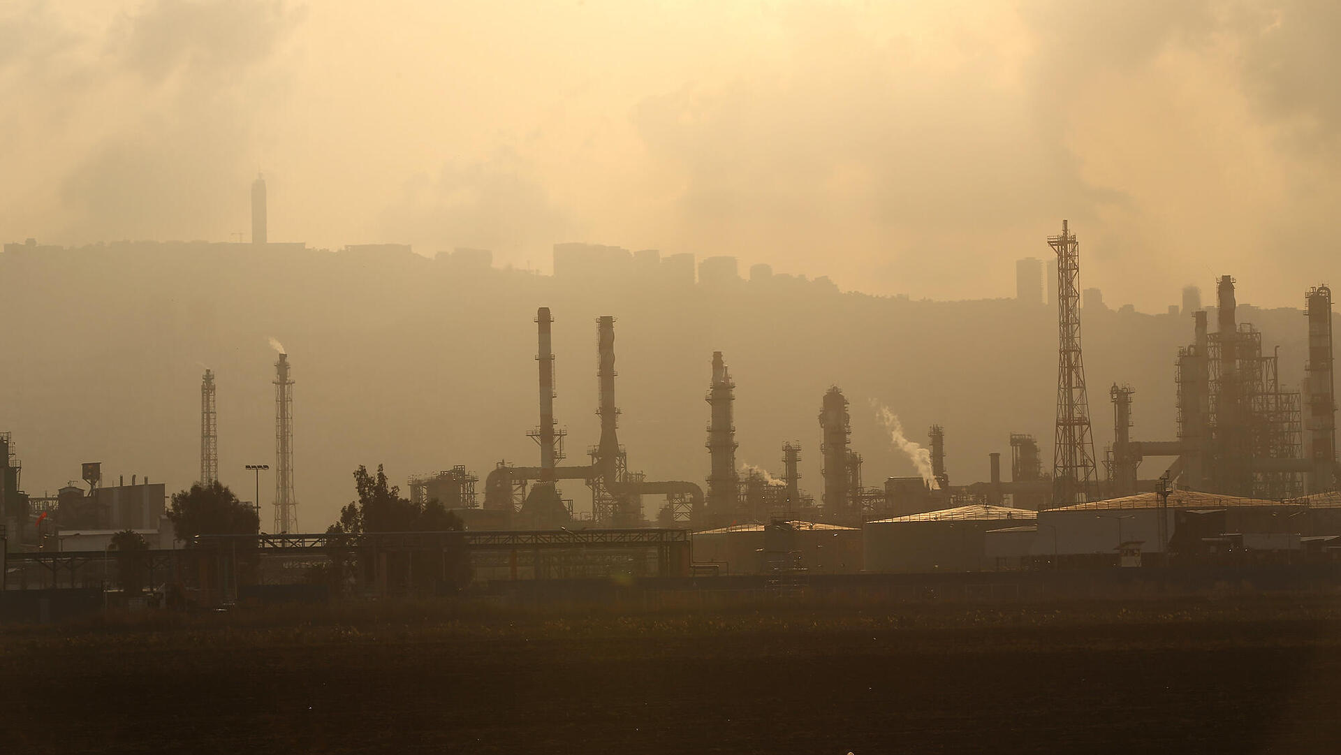 ענן אבק ו זיהום אוויר מפעלים ב מפרץ חיפה