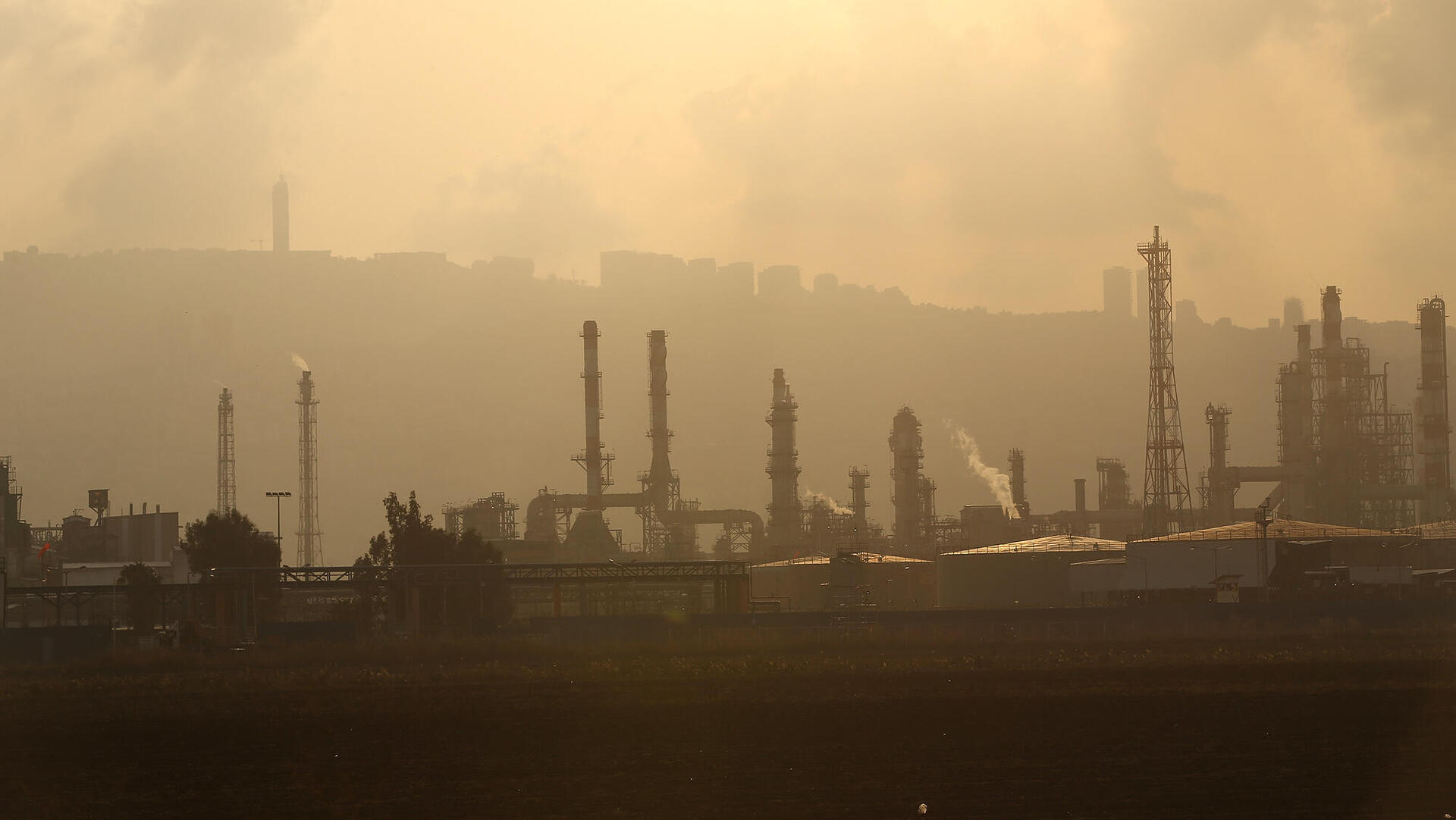 ענן אבק ו זיהום אוויר מפעלים ב מפרץ חיפה