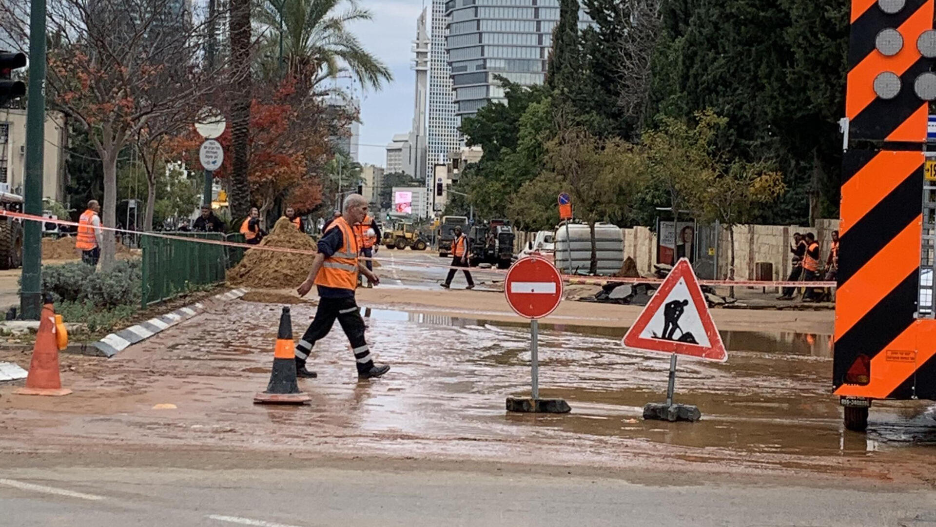 פיצוץ צינור מים ו הצפה צומת רחובות משה דיין ו דרך השלום תל אביב