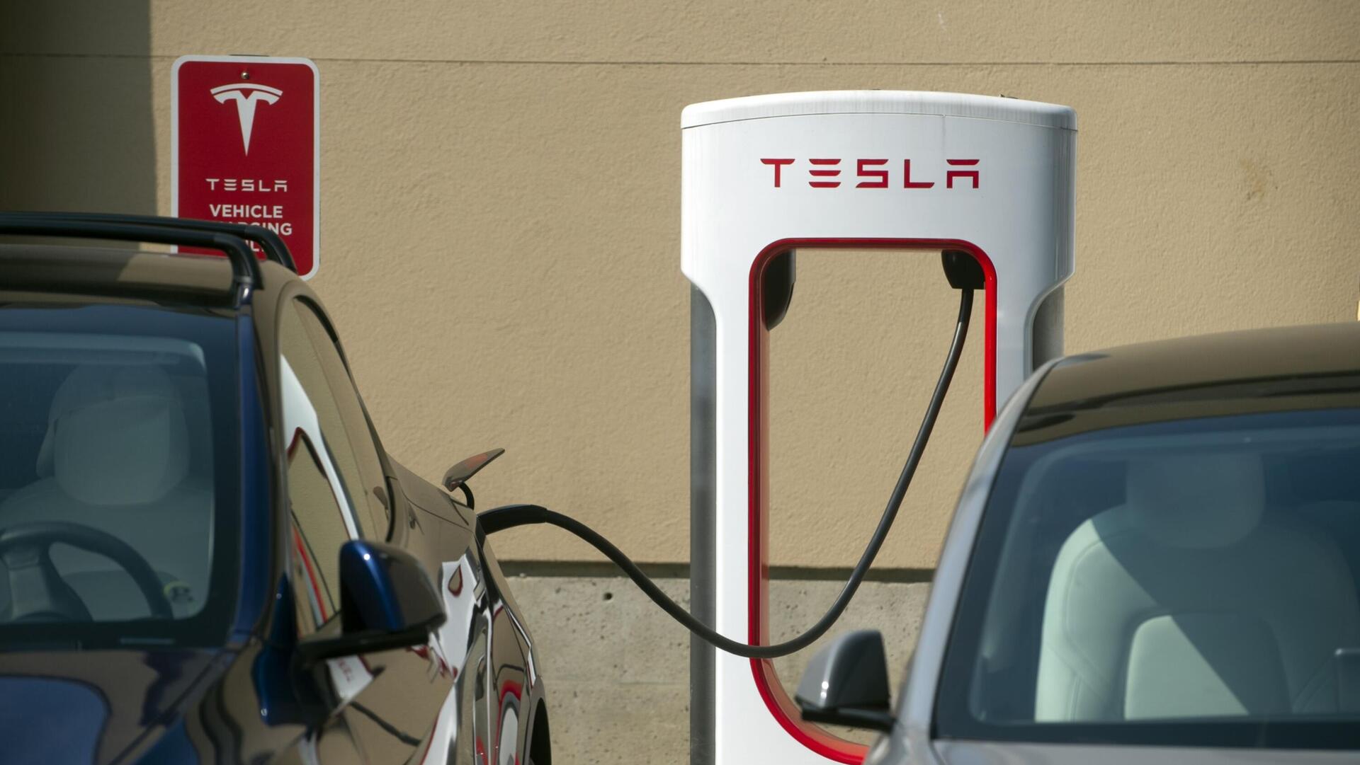 טסלה עמדת טעינה חשמלית