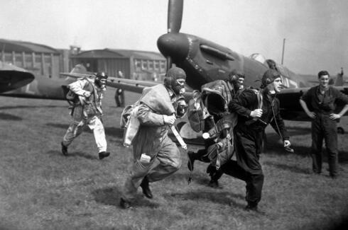 טייסי חיל האוויר הבריטי רצים למטוסים במלחמת העולם השנייה, צילום: Fox Photos/Hulton Archive/Getty Images