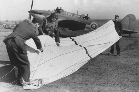 חיילים בריטיים מכינים שרוול מטרה, שייגרר בידי מטוס פיירי באטל כחלק מאימון ירי, צילום: RAF