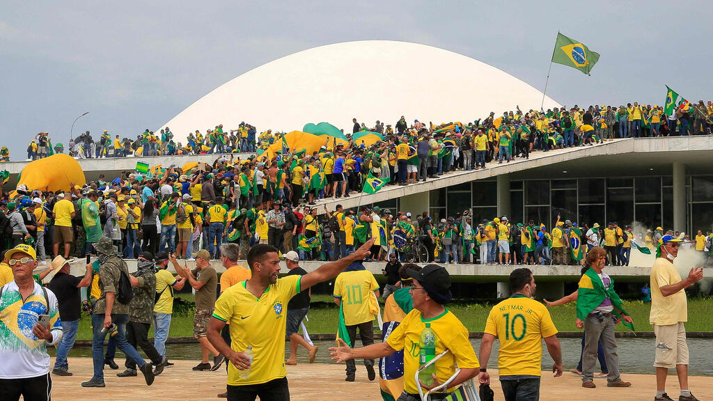 מהומות בברזיל: תומכי בולסונרו פרצו לקונגרס ולארמון הנשיאות - ופונו לאחר כמה שעות