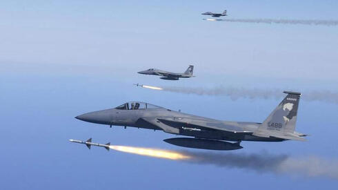 מטוסי F15 יורים יחד טילים מונחי מכ"מ, צילום: USAF