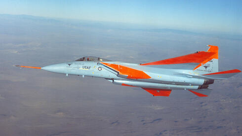 טיסת הבכורה של ה-F15, בחרטומו ציוד מדידה, צילום: USAF