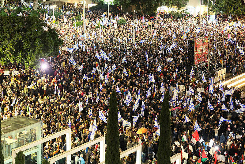 הפגנה מחאה בכיכר הבימה בתל אביב נגד הרפורמה המשפטית