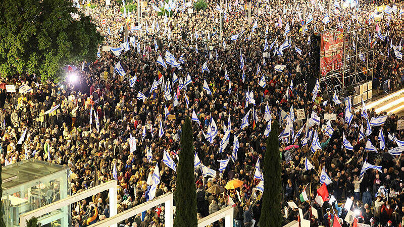 הפגנה מחאה בכיכר הבימה בתל אביב נגד הרפורמה המשפטית