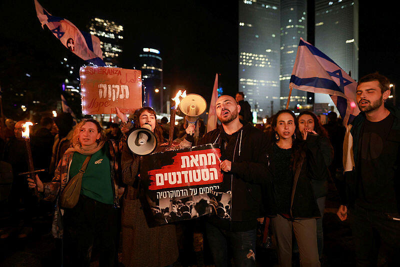 מפגינים צועדים ב תל אביב הפגנה מחאה נגד המהפכה המשפטית של יריב לוין