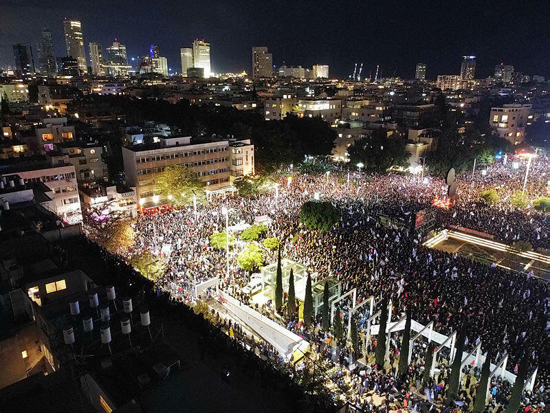 הפגנה מחאה ב כיכר הבימה בתל אביב נגד המהפכה המשפטית של יריב לוין