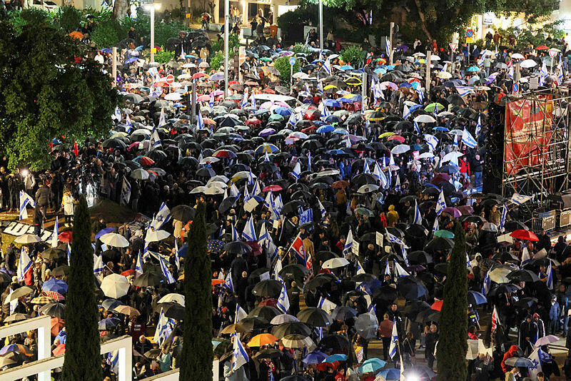 הפגנה בכיכר הבימה בתל אביב נגד הרפורמה המשפטית