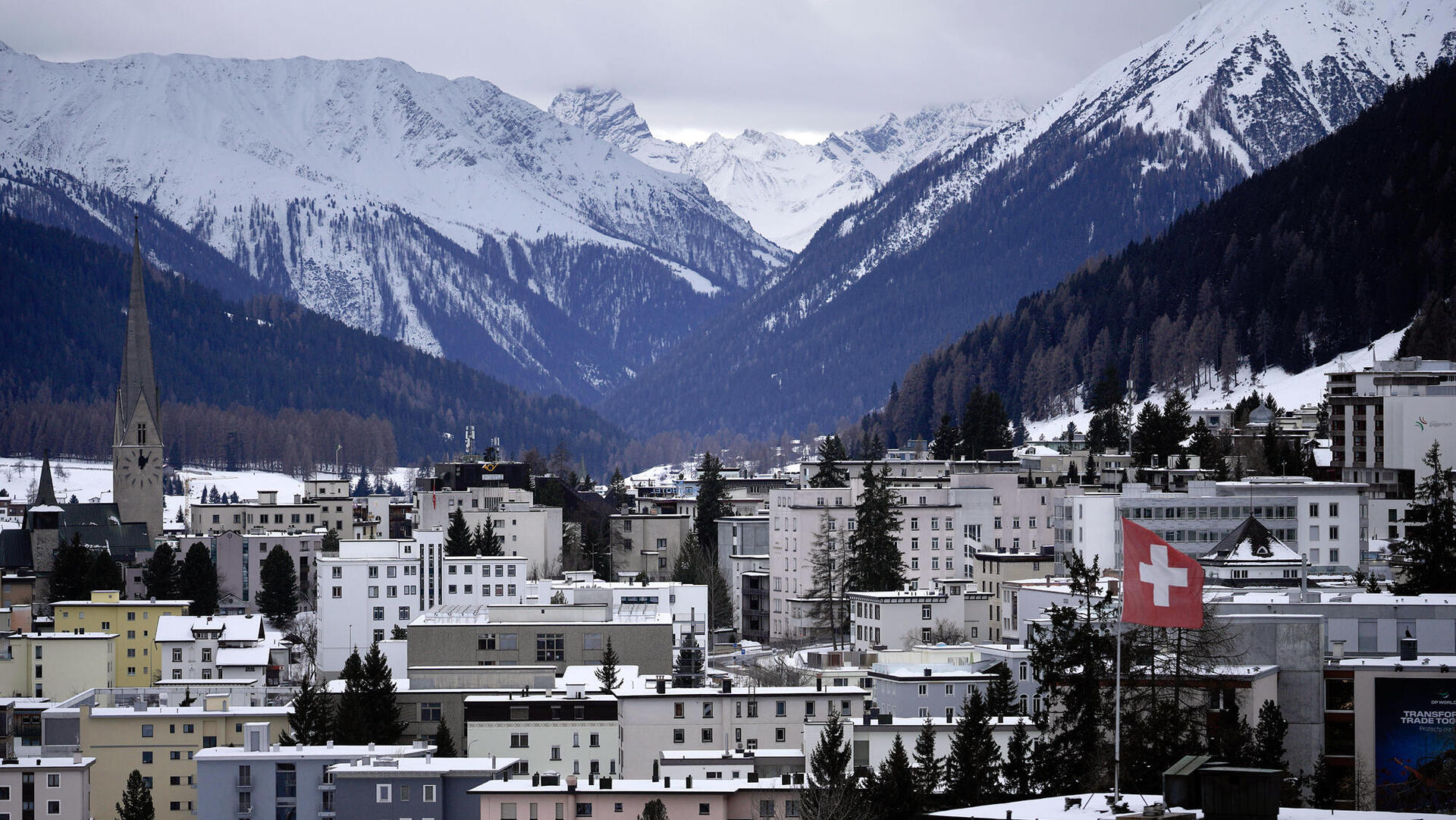דגל לאומי שוויץ מתנופף על בניין ב דאבוס שוויץ
