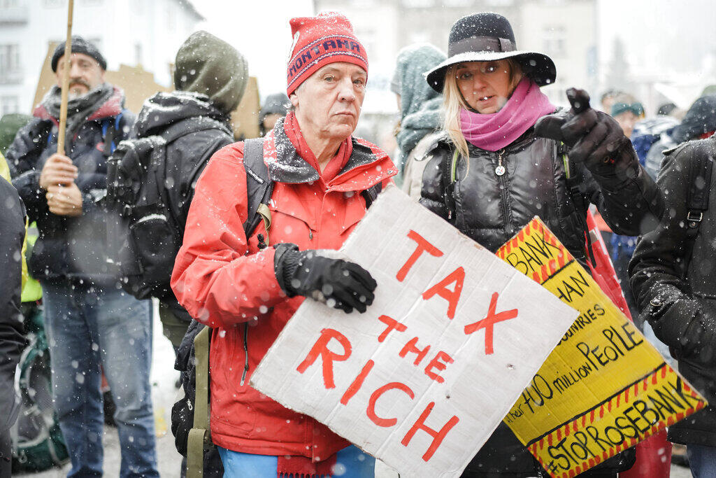 מפגינים בדאבוס קוראים להטיל מס על עשירים