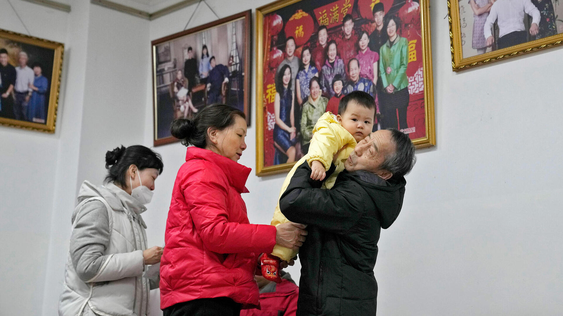 משפחה סינית נערכת לצילום משפחתי