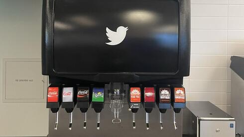 מכונת משקאות עם לוגו טוויטר שמוצעת למכירה, צילום: Heritage Global Partners