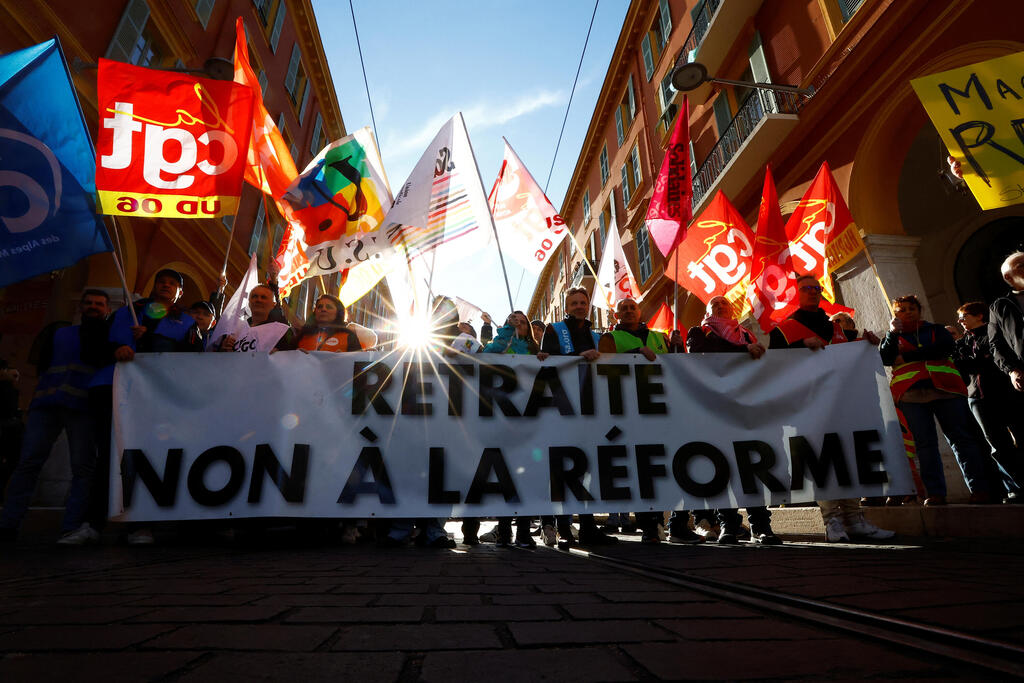 הפגנות נגד הרפורמה בפנסיה בצרפת בשלט: פנסיה, לא לרפורמה