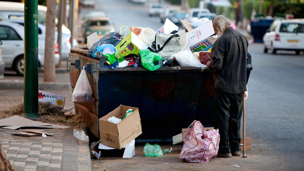 הומלס מחטט בזבל (למצולם אין קשר לכתבה) (צילום: טל שחר) הומלס מחטט ב זבל