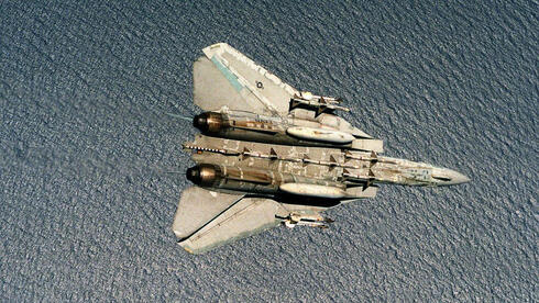 F14 אמריקאי בטיסה הפוכה מעל לים, צילום:  USN