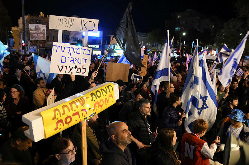 מחאה הפגנה מפגינים בחיפה נגד ההפיכה השלטונית