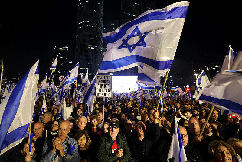 הפגנה מחאה מפגינים בתל אביב נגד ההפיכה השלטונית 21 בינואר