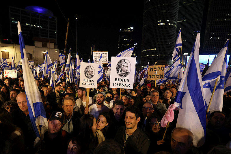 הפגנה מחאה מפגינים בתל אביב נגד ההפיכה השלטונית 21 בינואר