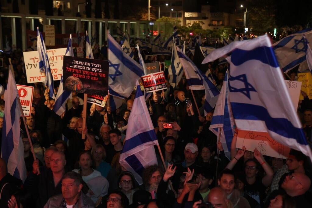 תל אביב הבימה הפגנה הפגנת מחאה מפגינים מוחים ממשלה ממשלת ישראל משטרה משטרת ישראל 